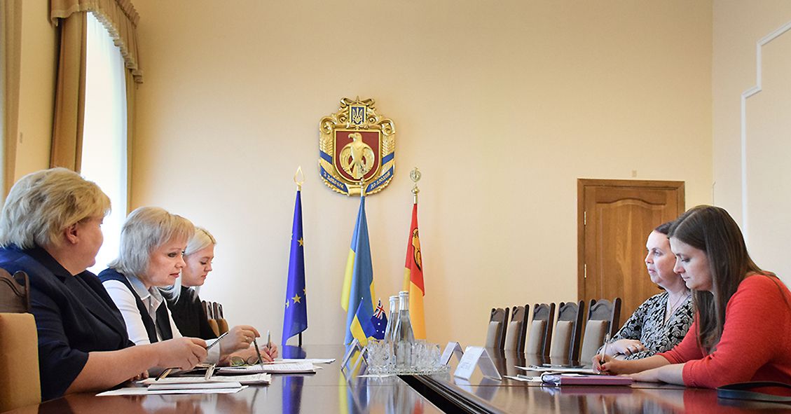 Посол відкрила виставку австралійських художників, що малювали на корі
